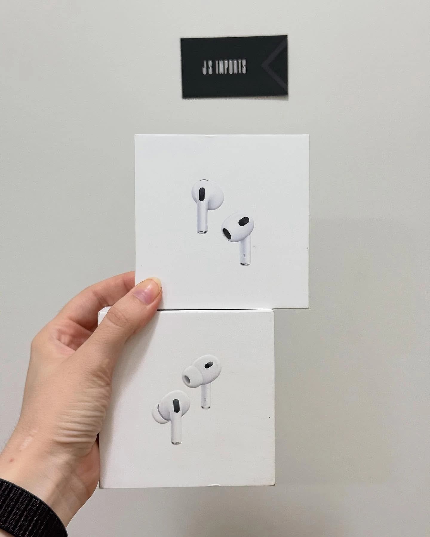 AirPods Pro 2 e AirPods 3, na foto da JS Imports