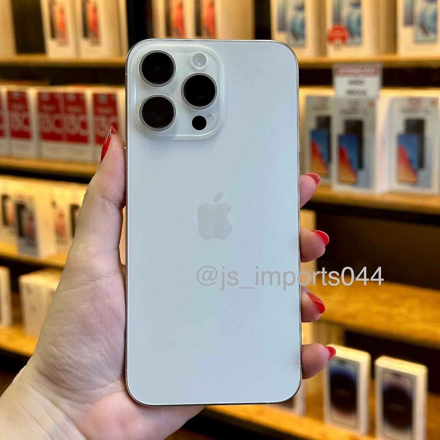 iPhone 15 Pro Max, na foto da JS Imports