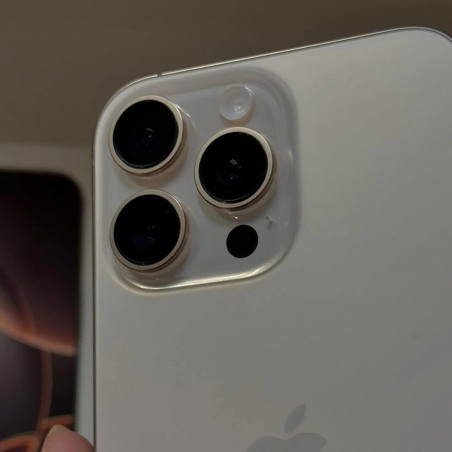 iPhone 16 Pro Max, na foto da JS Imports