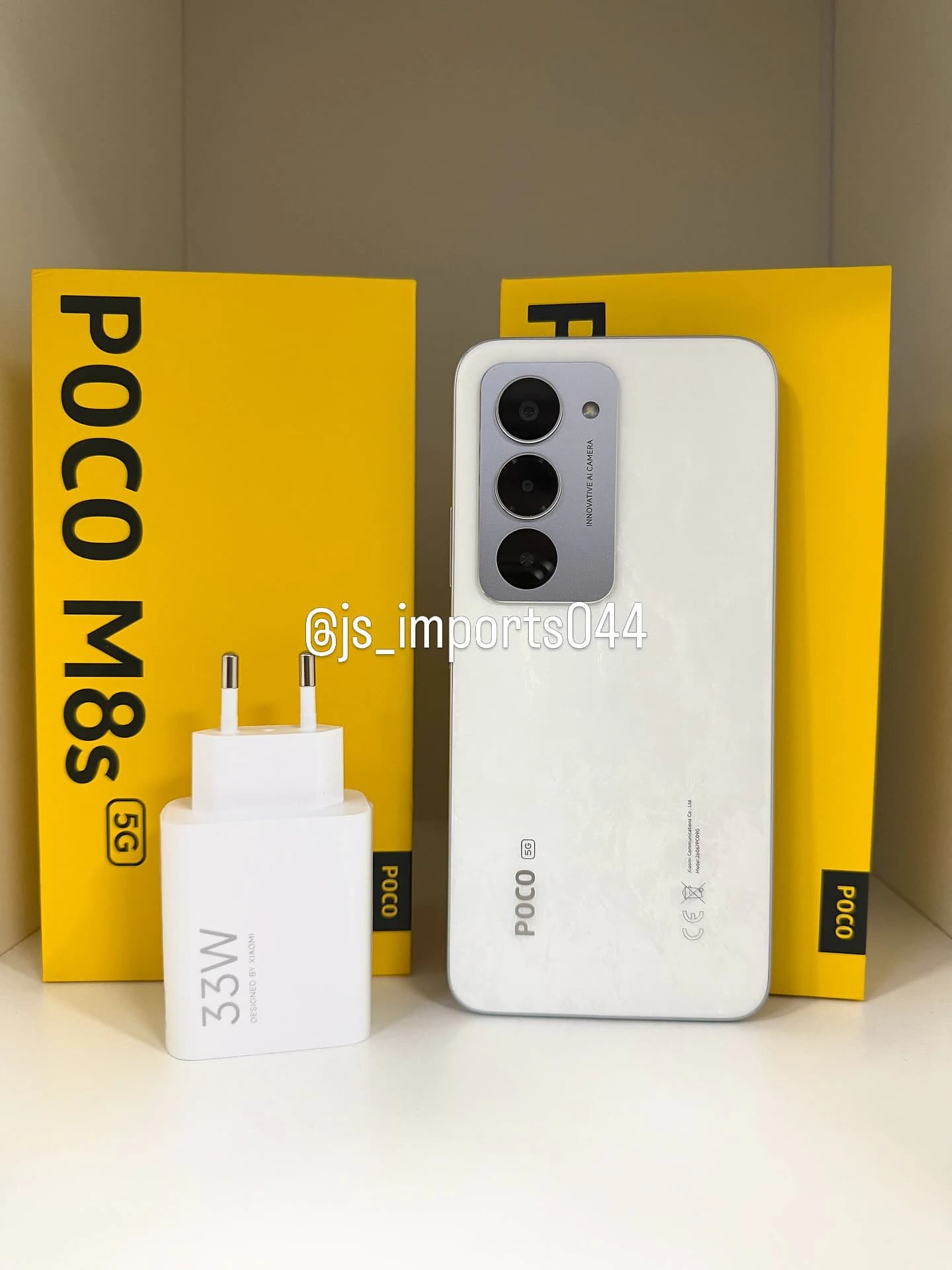 Poco M8s 5G, na foto da JS Imports