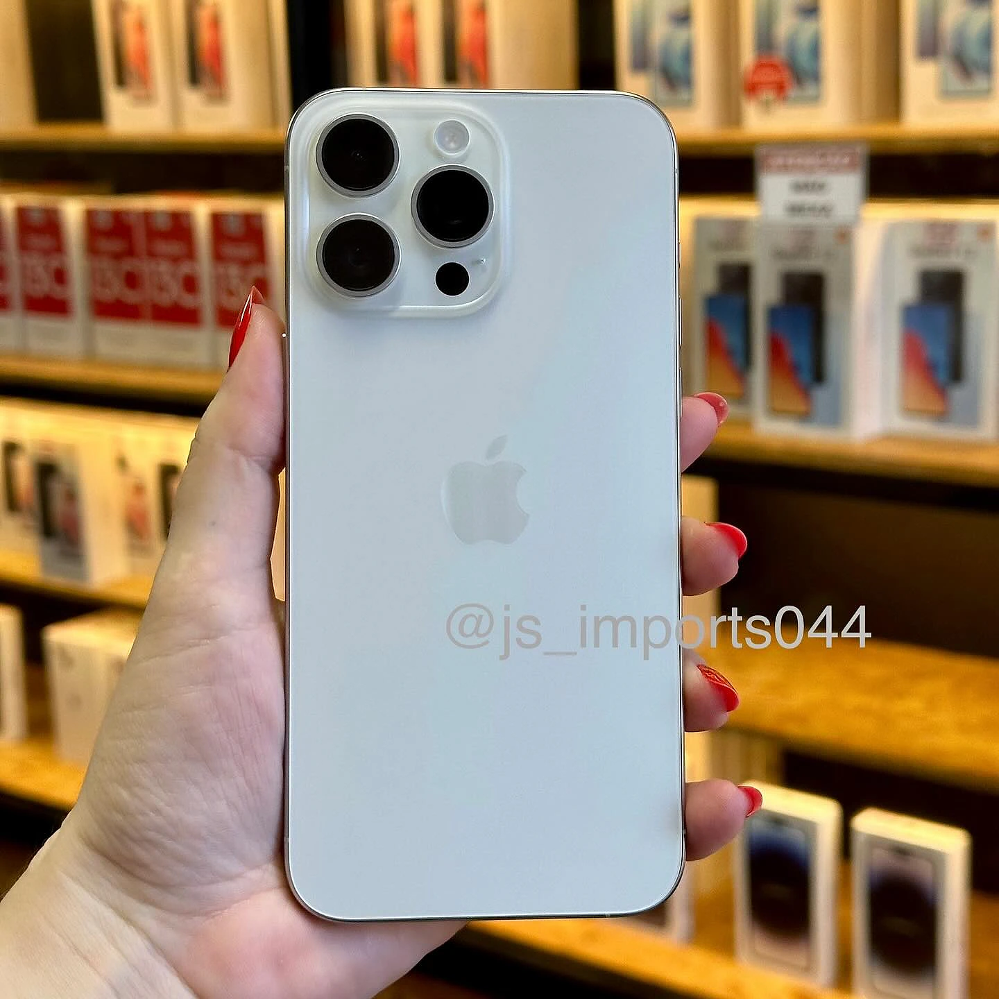 iPhone 15 Pro Max, na foto da JS Imports